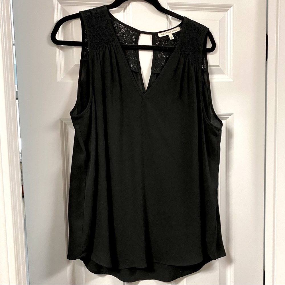 Daniel Rainn Sleeveless vneck with lace details